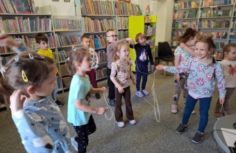 Dzieci z grupy VII tancza z nitkami do aranzacji muzycznej wiersza Jana Brzechwy pt. Tancowala igla z nitka.