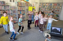 Dzieci z grupy VII podczas zabawy ruchowej podcas zajec w bibliotece.