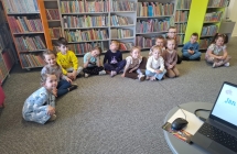 Dzieci z grupy VII siedza na dywanie i rozmawiaja o ulubionych wierszach Jana Brzechwy