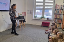 Dzieci sluchaja wierszy Jana Brzechwy