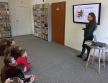 Pani bibliotekarka  przybliza dzieciom postac poety.