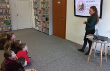 Pani bibliotekarka  przybliza dzieciom postac poety.