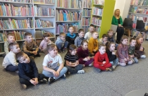 Usmiechniete szesciolatki z gr. IX podczas zajecia bibliotecznego.