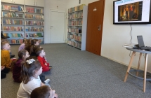 Dzieci z gr. IX ogladaja teledysk do piosenki Kaczka Dziwaczka.