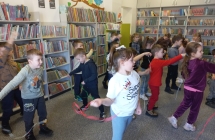 Dzieci z gr. IX podczas zabawy z tasiemkami.