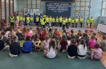 Dzieci  z gr. VIII podczas wystepu (2)