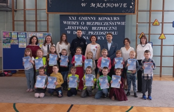 Zdjecie uczestnikow z opiekunami , jurorami i organizatorami.