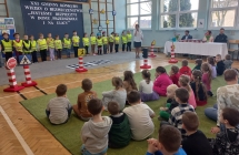 Przedszkolaki, jurorzy i p. dyrektor.