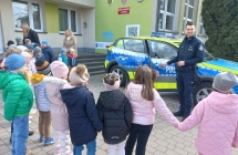 Dzieci i policjant podczas ogladania radiowozu.