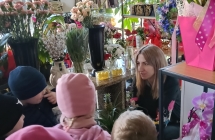 Przedszkolaki w kwiaciarni