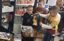 Chlopcy przy modelu do czesania.