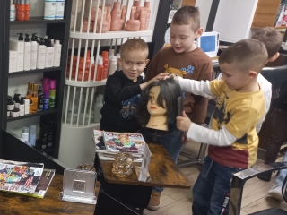 Chlopcy przy modelu do czesania.