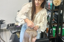 Pani fryzjerka czesze dziewczynke.