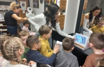 Pni prezentuje dzieciom dzialanie.