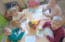 Dzieci podczas wykonywania pracy plastycznej - grupa X