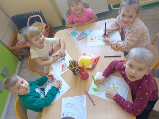 Dzieci podczas wykonywania pracy plastycznej - grupa X