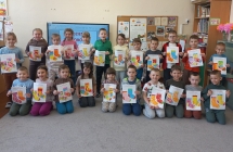 Szesciolatki z wykonanymi pracami plastycznymi - kolorowymi skarpetkami.