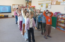 Dzieci w rzedach podczas  skarpetkowego wyscigu.