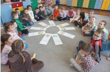 Dzieci z grupy IX na dywanie podczas zajecia z okazji Dnia Kolorowej Skarpetki.