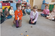 Dzieci z gr. IX podczas zabawy czarodziejska skarpetka.