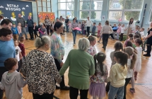 Wspolna zabawa przy muzyce.