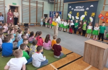 Pani pedagog wita zebranych.