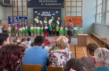 Pani dyrektor wita dzieci i przybylych gosci. (1)
