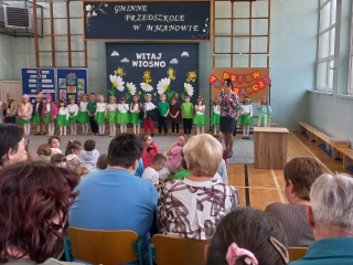 Pani dyrektor wita dzieci i przybylych gosci. (1)