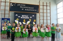 Dzieci tancza z kwiatkami