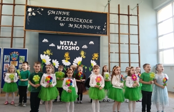 Dzieci tancza z kwiatkami