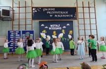 Dzieci tancza w parach