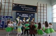 Dzieci tancza w kole