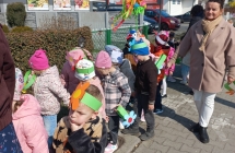 Przedszkolaki podczas pochodu z gaikiem.