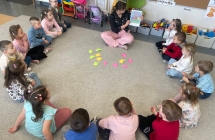 Dzieci rozwiazuja wiosenne zagadki