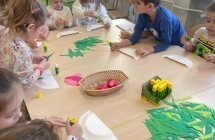 Dzieci wykonuja prace plastyczna