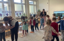 Dzieci spaceruja po sciezce sensorycznej