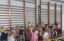 4. Dzieci pokazuja samodzielnie wykonane wianki wielkanocne.