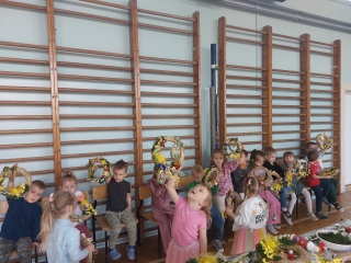 4. Dzieci pokazuja samodzielnie wykonane wianki wielkanocne.