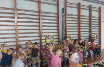 4. Dzieci pokazuja samodzielnie wykonane wianki wielkanocne.