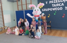 2. Zdjecie grupowe z zajacem wielkanocnym.