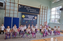 Dzieci z grupy V tancza.