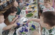 grupa V podczas wielkanocnych warsztatow plastycznych