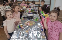 dzieci wykonuja kure