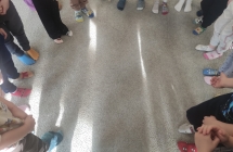 dzieci prezentuja kolorowe skarpetki