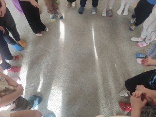 dzieci prezentuja kolorowe skarpetki