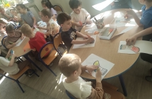 dzieci koloruja skarpetke