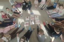 dzieci sluchaja opowiadania