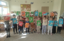 dzieci prezentuja prace plastyczna