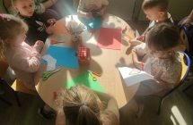 dzieci wycinaja kolorowa skarpetke