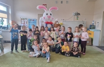 Grupa VI z wielkanocnym zajacem.